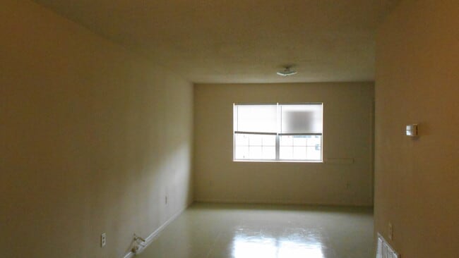 Building Photo - 112 Omega St