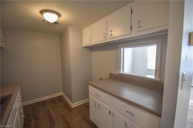 Building Photo - 7025 Carriage Hill Dr