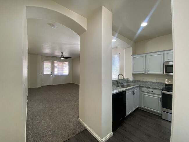 Foto del edificio - REMODELED TOWNHOME AVAILABLE FOR RENT