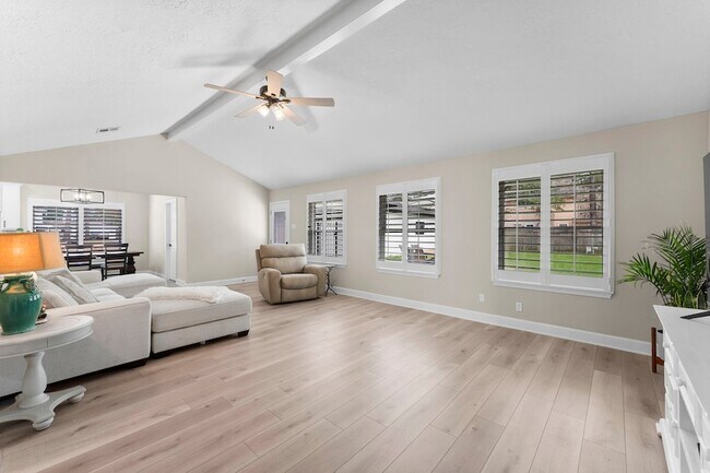 Foto del edificio - 28814 Holly Hill Dr