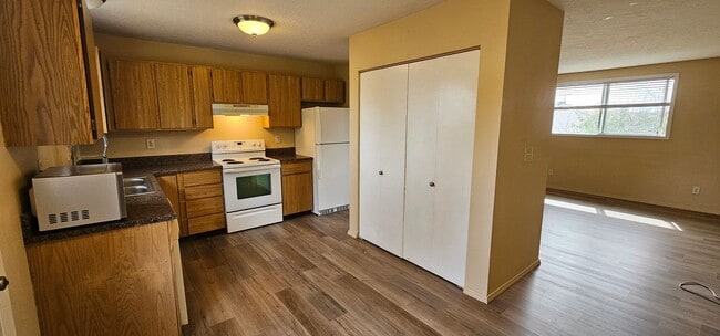 Building Photo - 2 Bed 1 Bath Home Available in Heart of Be...