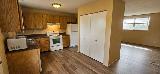 Foto del edificio - 2 Bed 1 Bath Home Available in Heart of Be...