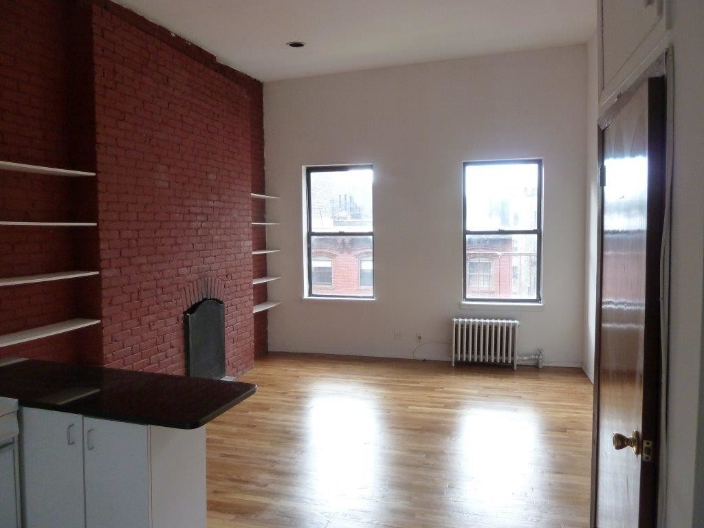 Primary Photo - 211 E 11th St