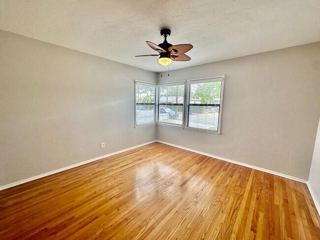 Building Photo - Two bedroom home with hardwood flooring throughout!
