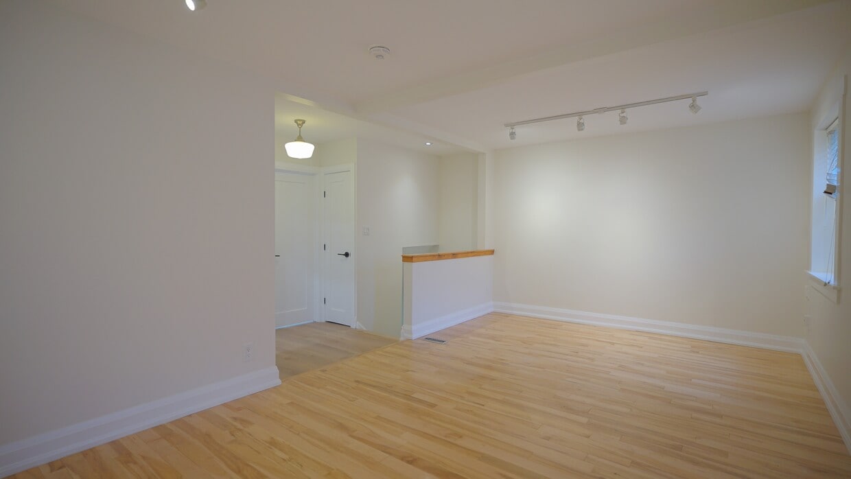 Primary Photo - 1164 Queen St E