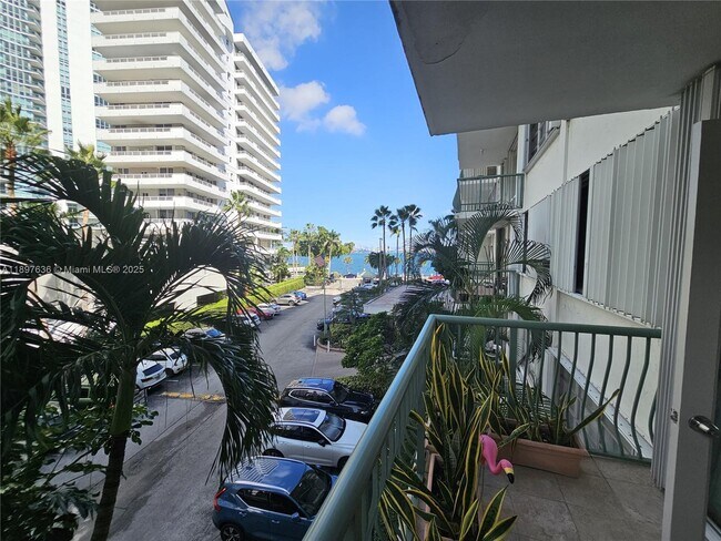 Foto del edificio - 1408 Brickell Bay Dr