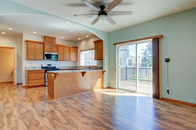 Building Photo - 3 Bedroom, 3 Bathroom with Gated Entrance