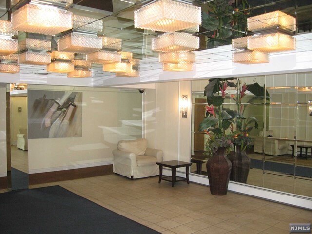 Foto del edificio - 333 Grand Ave