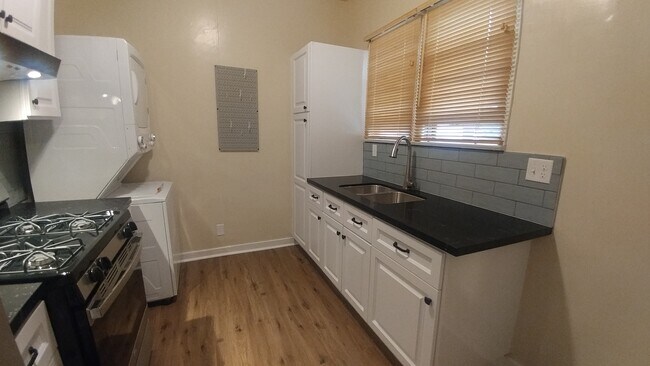 Full kitchen - 3211 W 48th St