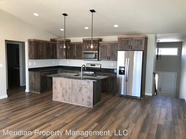 Foto del edificio - 4 br, 3 bath House - 921 Albert Dr W