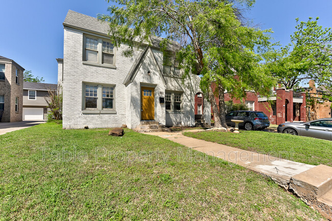Building Photo - 1833 N Gatewood Ave