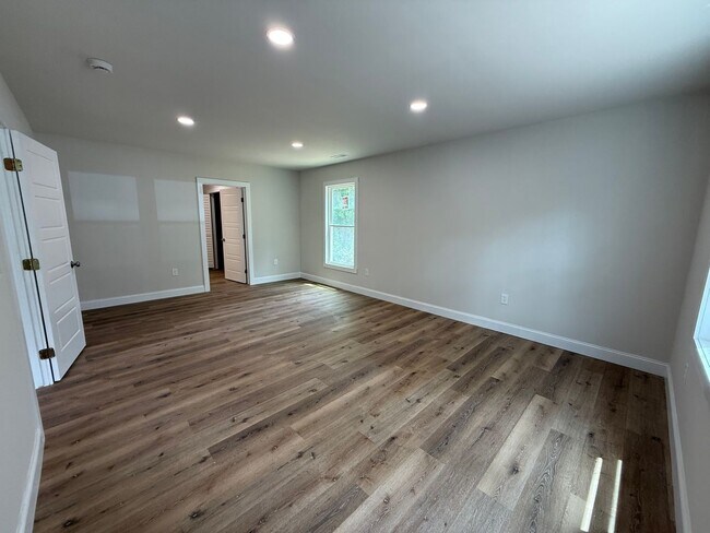 Building Photo - Modern Comfort & Convenient Living