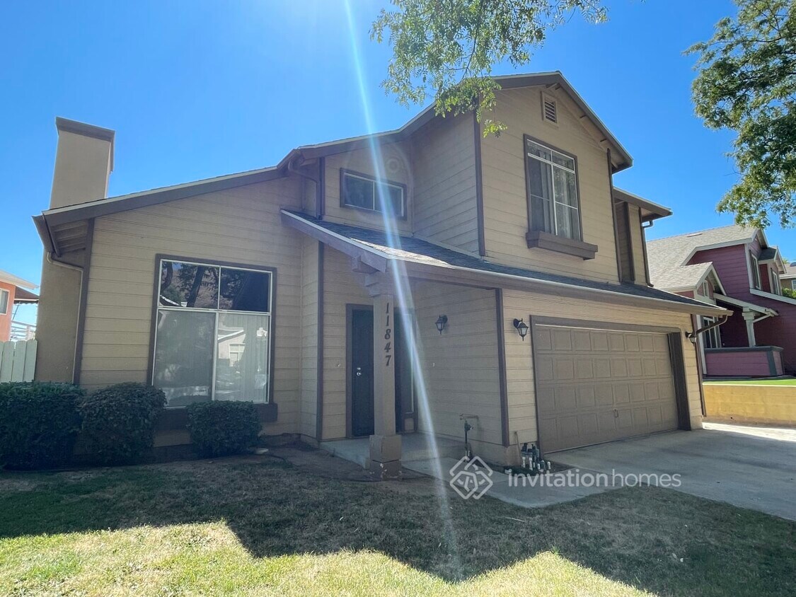 Foto principal - 11847 Eldridge Ave