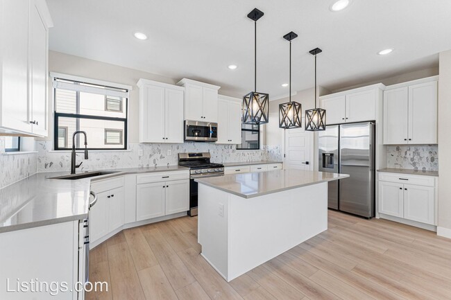 Building Photo - 4 br, 3.5 bath House - 2068 S Holly St #1