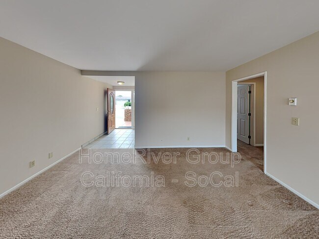 Building Photo - 313 E Garden Green