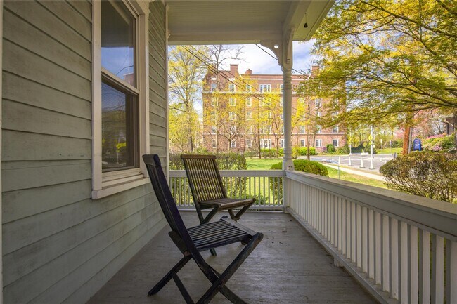 Foto del edificio - 27 Meadow Ave