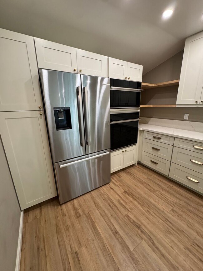 Foto del edificio - 3 BED, 2 BATH, 2 Parking with AC- Kalani I...