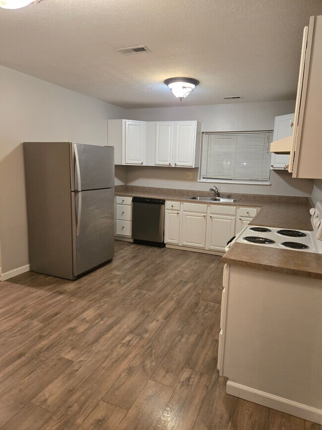 Building Photo - 156 W Cherokee Dr