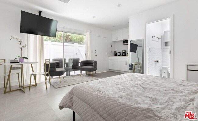 Foto del edificio - 8787 Shoreham Dr