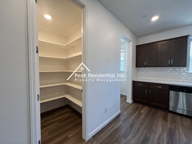 Building Photo - Newer 4bd/3.5ba North Natomas Townhouse wi...
