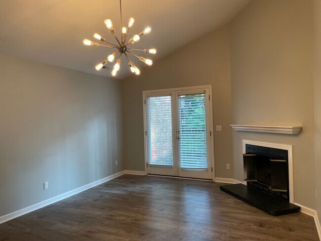 Foto del edificio - Charming 2 Bed, 2 Bath Triplex in Fayettev...