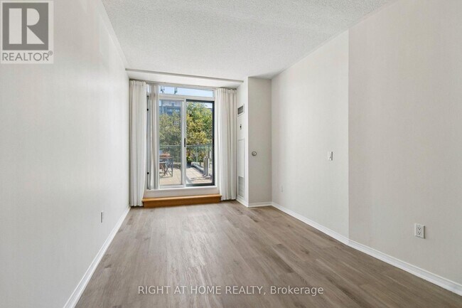 Photo du bâtiment - 7398 Yonge St