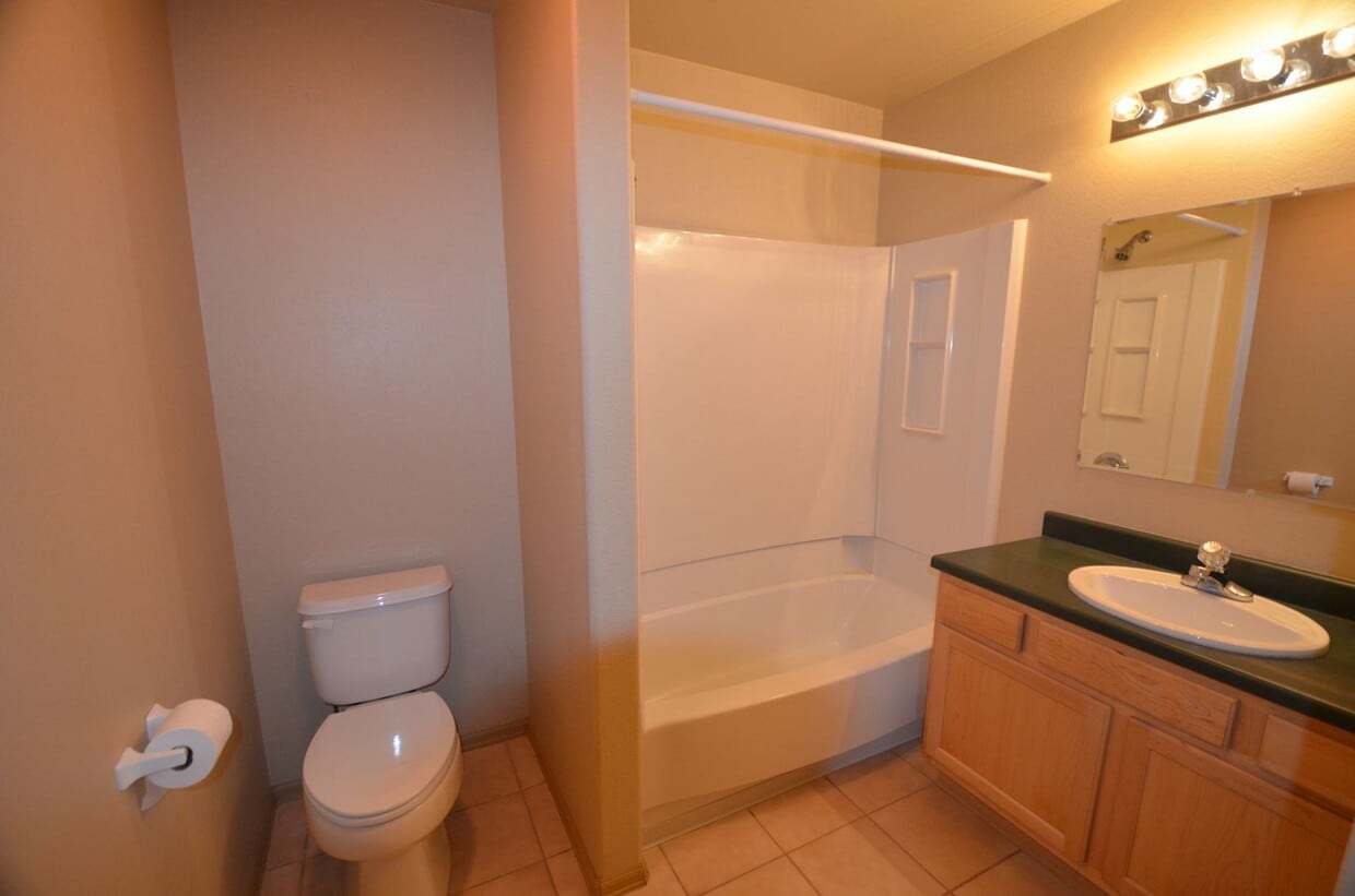 Primary Photo - Unfurnished 2 Bed 2 Bath Condo-HEAT INCLUDED!