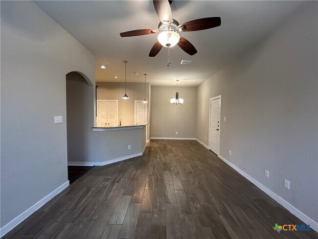 Building Photo - 537 Creekside Frst