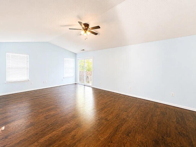 Building Photo - 9 Green Oak Dr