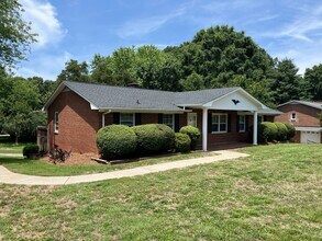 Building Photo - 370 Farmbrooke Ln