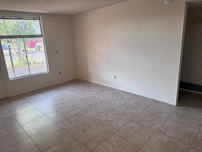 Building Photo - 3242 E Monte Vista Dr