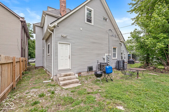 Building Photo - 2345 N Kenwood Ave