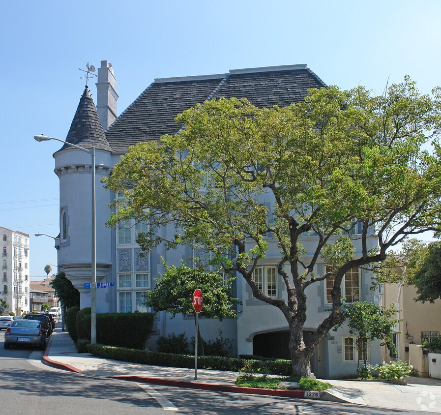 Building Photo - 8320 Fountain Ave