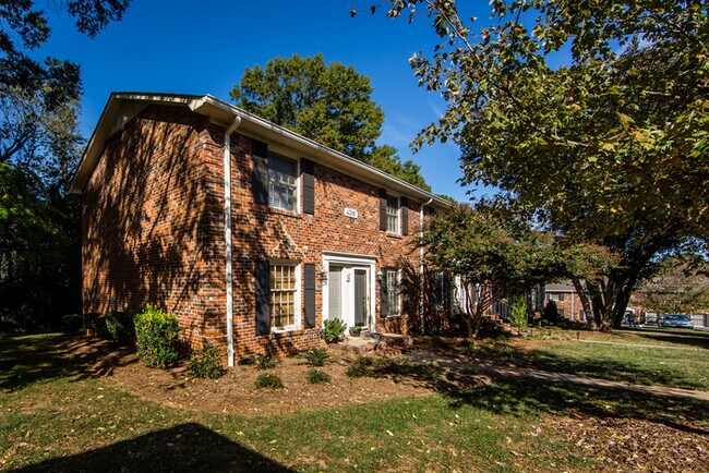 Foto del edificio - Charming 2BD/1BA Townhouse at Cotswold!