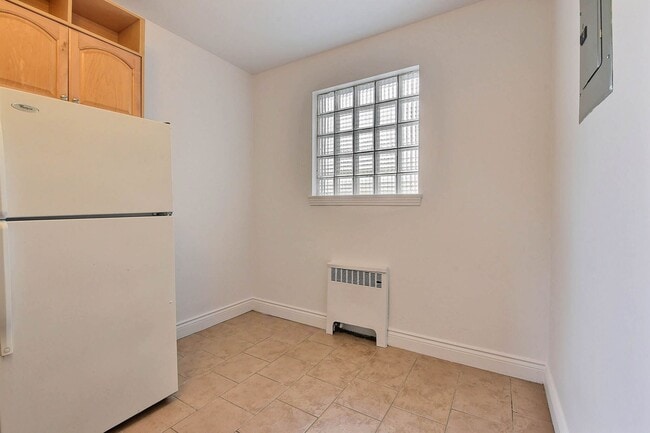 Building Photo - 4585 Av. Dupuis