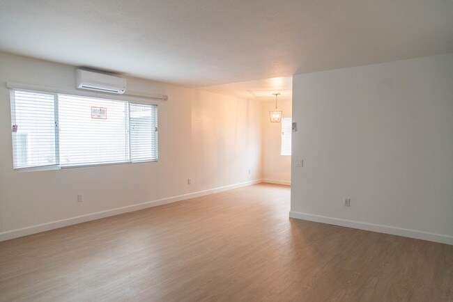Building Photo - 5848 Greenleaf Ave