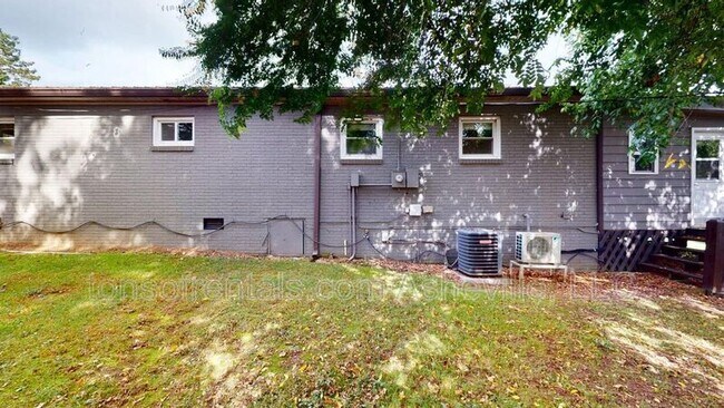 Building Photo - 423 Crest Rd