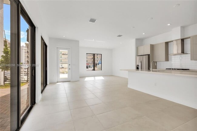 Foto del edificio - 8037 NW 42nd St