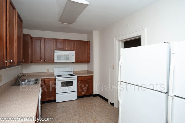 Building Photo - 172 E 13th Ave