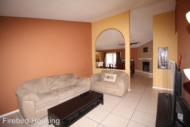 Foto del edificio - 3 br, 2 bath House - 5863 E. Ellis St.