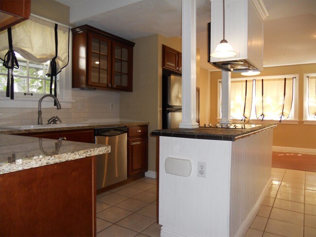 Building Photo - 524 Forest Dr SE