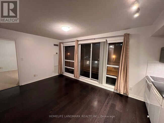 Photo du bâtiment - 2035 Sheppard Ave E