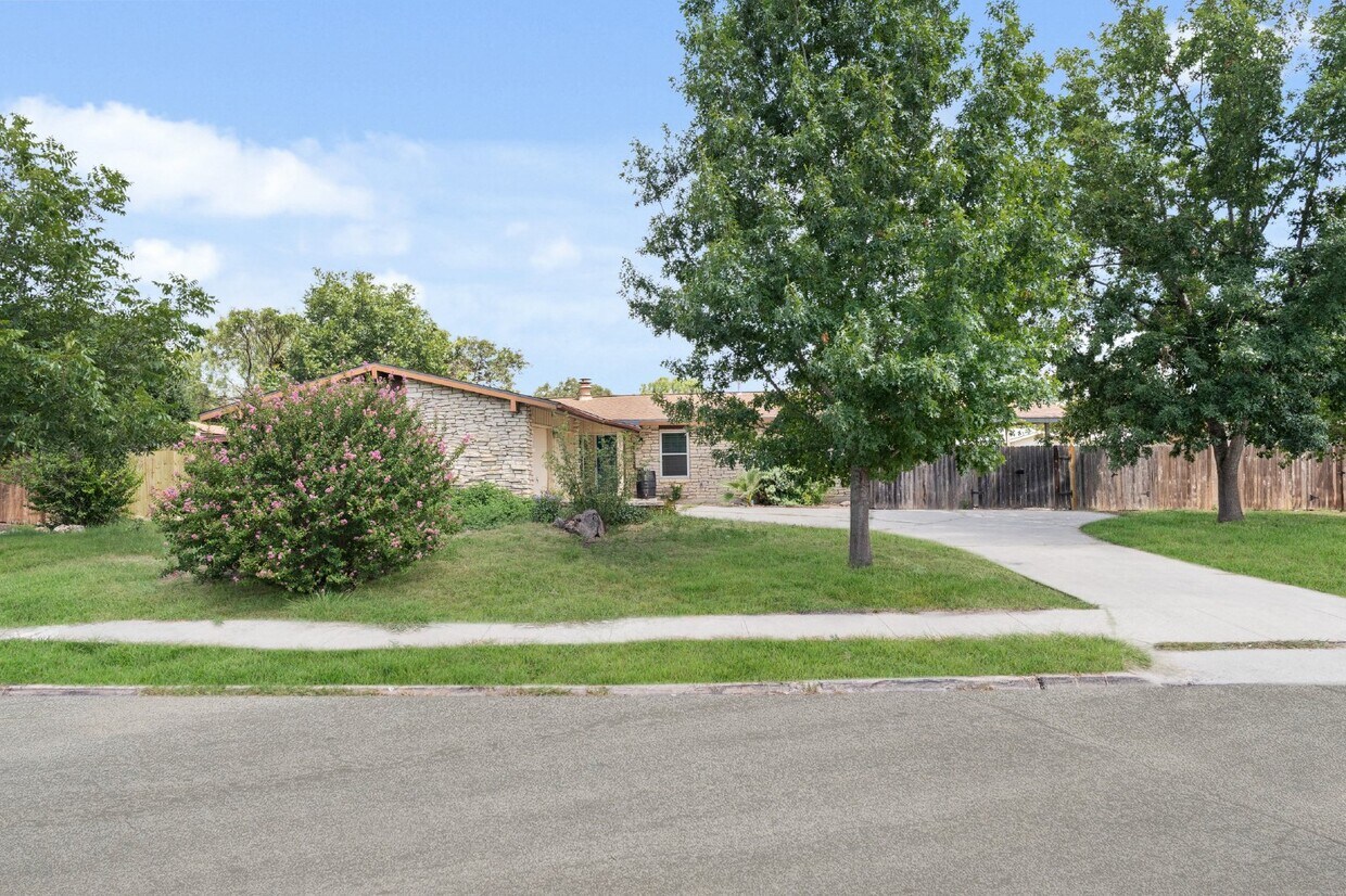 Foto principal - 127 Whitecliff Dr