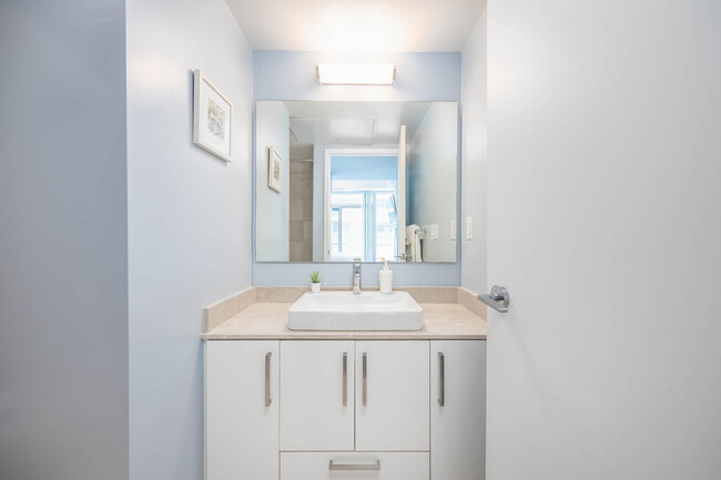 Photo du bâtiment - Master Room & Ensuite Bath - Waterfront To...