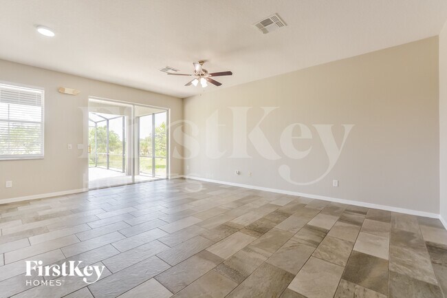 Foto del edificio - 733 Wildflower Rd