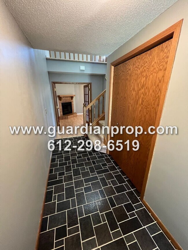 Building Photo - Townhouse Available October 1, Open Floor ...