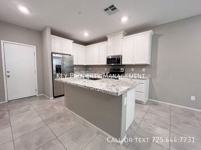Building Photo - UPGRADED 3 BEDROOM TOWNHOME IN GATED COMMU...