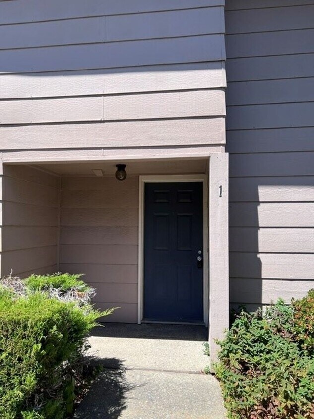 Freshly painted condo with new carpet in gated community. - Freshly painted condo with new carpet in gated community.