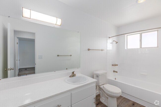 1 habitación, 1 baño - 640 pies cuadrados - Baño - Villa Seville