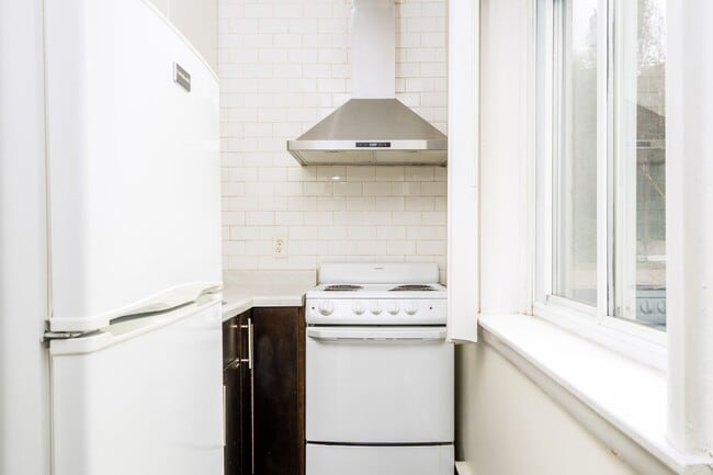 Interior Photo - 242 West Franklin Ave
